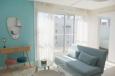 Coin salon dans l'établissement cosy ,lumineux avec parking