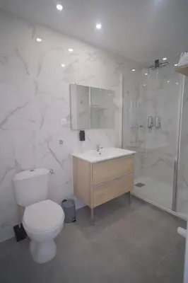Salle de bains dans l'établissement cosy ,lumineux avec parking
