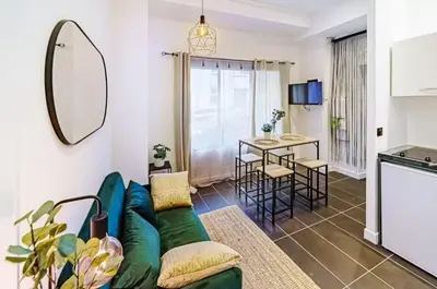 Télévision ou salle de divertissement dans l'établissement Studio cosy avec mezzanine, bien équipé, Caluire
