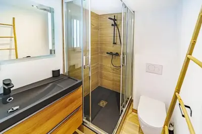 Salle de bains dans l'établissement Studio cosy avec mezzanine, bien équipé, Caluire