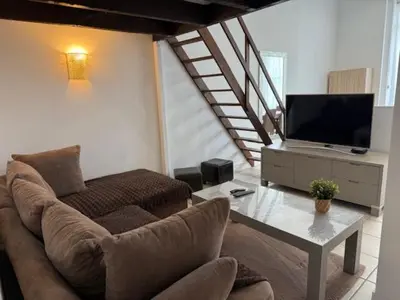 Télévision ou salle de divertissement dans l'établissement OULLINS T3 COSY 70M2 - 6 Pers 2 Chambre - 2 Mezzanines Métro & centre à Pied