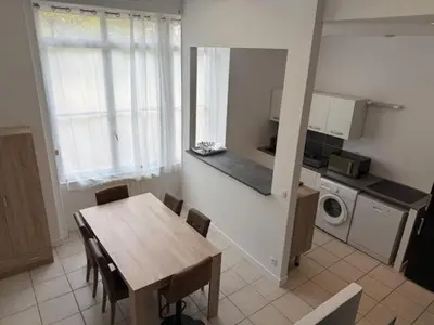 Cuisine ou kitchenette dans l'établissement OULLINS T3 COSY 70M2 - 6 Pers 2 Chambre - 2 Mezzanines Métro & centre à Pied