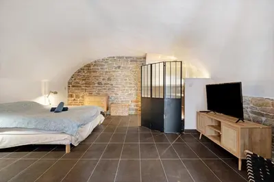 Un ou plusieurs lits dans un hébergement de l'établissement Charme de l'ancien, confort et terrasse, Caluire