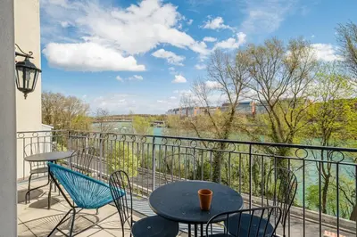 Balcon ou terrasse dans l'établissement Charme de l'ancien, confort et terrasse, Caluire