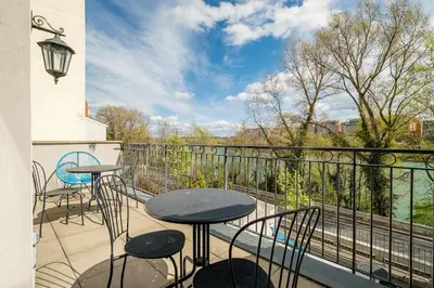 Balcon ou terrasse dans l'établissement Charme de l'ancien, confort et terrasse, Caluire