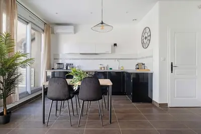 Cuisine ou kitchenette dans l'établissement Charme de l'ancien, confort et terrasse, Caluire