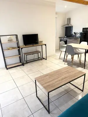 Télévision ou salle de divertissement dans l'établissement T2 étage Lumineux à Leyment