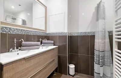 Salle de bains dans l'établissement Havre de paix pour 4, clim et balcon, Caluire