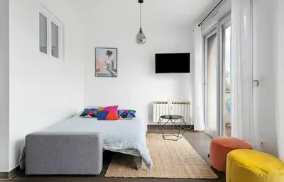 Télévision ou salle de divertissement dans l'établissement Havre de paix pour 4, clim et balcon, Caluire