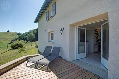 Balcon ou terrasse dans l'établissement Gite de charme au cœur des Monts du Lyonnais