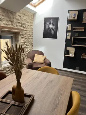 Coin salon dans l'établissement Superbe appartement en pierres