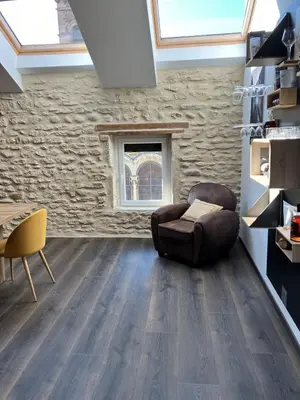Coin salon dans l'établissement Superbe appartement en pierres