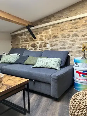 Coin salon dans l'établissement Superbe appartement en pierres