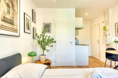 Cuisine ou kitchenette dans l'établissement Le Basalte - Lumineux studio - parking privé - wifi - proche métro B