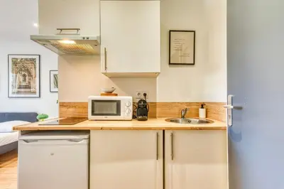 Cuisine ou kitchenette dans l'établissement Le Basalte - Lumineux studio - parking privé - wifi - proche métro B