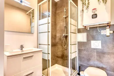 Salle de bains dans l'établissement Le Basalte - Lumineux studio - parking privé - wifi - proche métro B