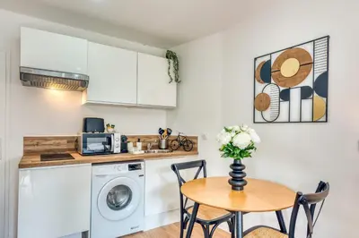 Cuisine ou kitchenette dans l'établissement Le Petit Atelier - Climatisé extérieur - Jean Macé
