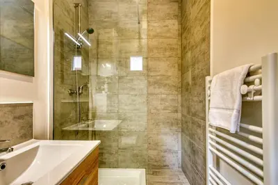 Salle de bains dans l'établissement Le Petit Atelier - Climatisé extérieur - Jean Macé