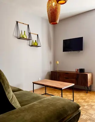 Télévision ou salle de divertissement dans l'établissement Wisteria Villa- Souffle de Songe