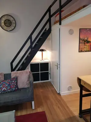 Coin salon dans l'établissement Studio cosy entièrement rénové à deux pas de Lyon