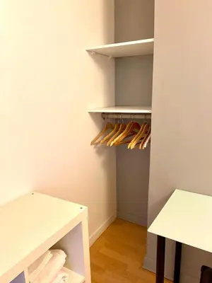 Bibliothèque dans l'appartement