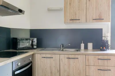 Cuisine ou kitchenette dans l'établissement IDÉAL Pro & Familles - Ambiance Nature - Cité des Affaires