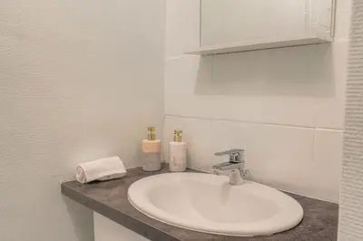 Salle de bains dans l'établissement IDÉAL Pro & Familles - Ambiance Nature - Cité des Affaires