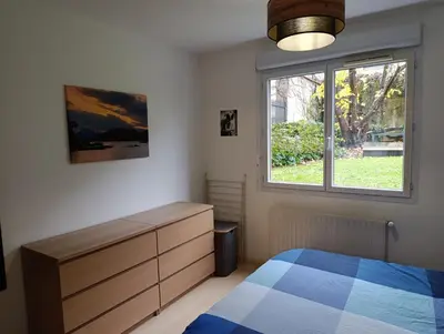 Un ou plusieurs lits dans un hébergement de l'établissement Appartement avec jardin à coté du métro