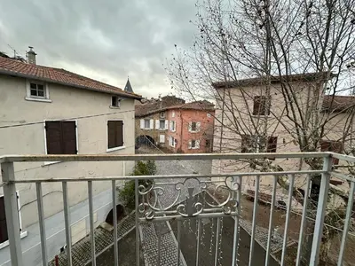 Plan de l'établissement Charmant avec petit balcon au coeur du village