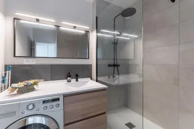 Salle de bains dans l'établissement Asirem - Pied de métro dans le 7ème