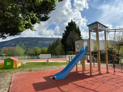 Aire de jeux pour enfants de l'établissement Camping Point Vert
