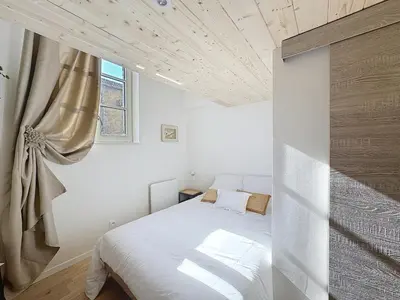 Un ou plusieurs lits dans un hébergement de l'établissement Fleurie - Anse Centre - Chambre et Salle de bain WC privée - Cuisine partagée