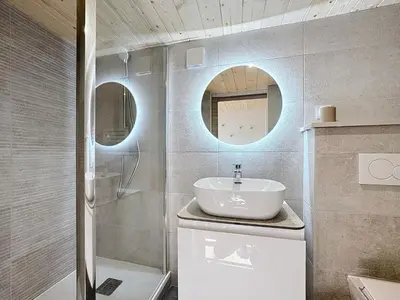 Salle de bains dans l'établissement Fleurie - Anse Centre - Chambre et Salle de bain WC privée - Cuisine partagée