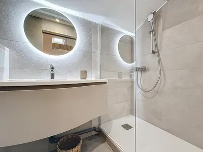 Salle de bains dans l'établissement Saint-Amour - Anse Centre - Chambre et Salle de bain WC privée - Cuisine partagée