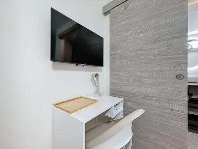 Télévision ou salle de divertissement dans l'établissement Juliana - Anse Centre - Chambre et Salle de bain WC privée - Cuisine partagée