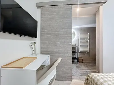 Télévision ou salle de divertissement dans l'établissement Juliana - Anse Centre - Chambre et Salle de bain WC privée - Cuisine partagée