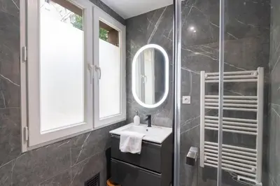 Salle de bains dans l'établissement Cabana & Le Carrefour Lyonnais - Metro 5 min