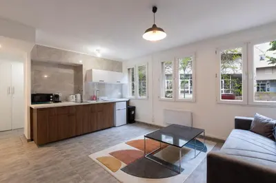 Cuisine ou kitchenette dans l'établissement Cabana & Le Carrefour Lyonnais - Metro 5 min