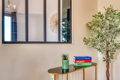 Bibliothèque dans l'appartement