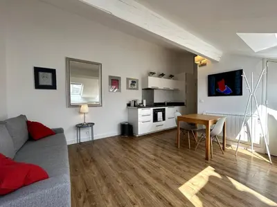 Cuisine ou kitchenette dans l'établissement Quiet comfortable and bright studio in Garibaldi