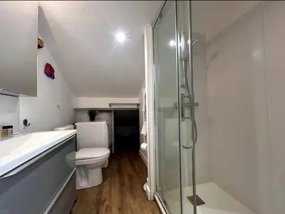 Salle de bains dans l'établissement Quiet comfortable and bright studio in Garibaldi