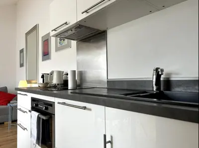 Cuisine ou kitchenette dans l'établissement Quiet comfortable and bright studio in Garibaldi