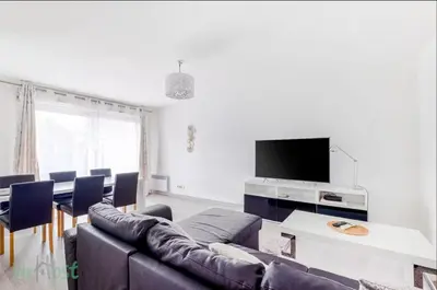 Télévision ou salle de divertissement dans l'établissement Bedroom apartment with balcony and pool