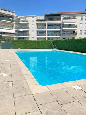 Piscine de l'établissement Bedroom apartment with balcony and pool ou située à proximité