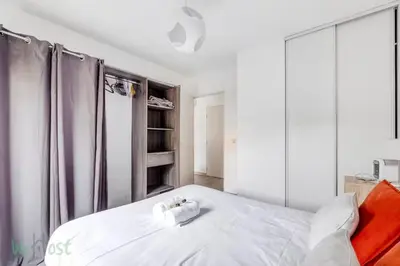 Un ou plusieurs lits dans un hébergement de l'établissement Bedroom apartment with balcony and pool
