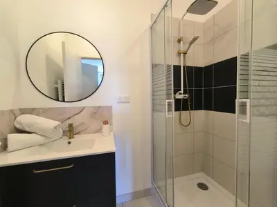 Salle de bains dans l'établissement Studio L'éclat vue sur rhône, CNPE, accès direct via rhona, clim