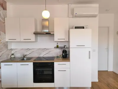 Cuisine ou kitchenette dans l'établissement Studio L'éclat vue sur rhône, CNPE, accès direct via rhona, clim
