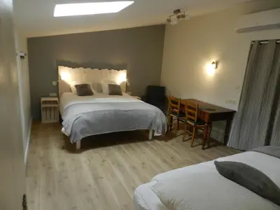 Un ou plusieurs lits dans un hébergement de l'établissement Gites le clos de Pérouges
