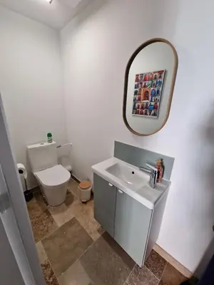 Salle de bains dans l'établissement Maison neuve clim terrasse TV wifi fibré parking