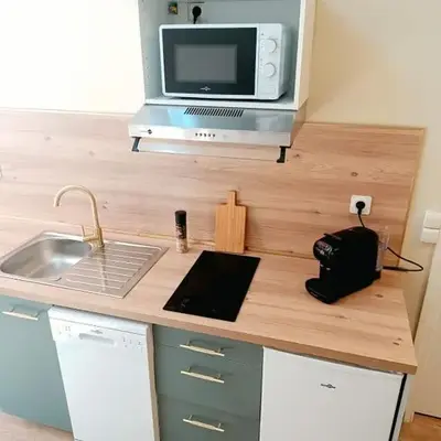 Very quiet 2-person studio with a hot tub